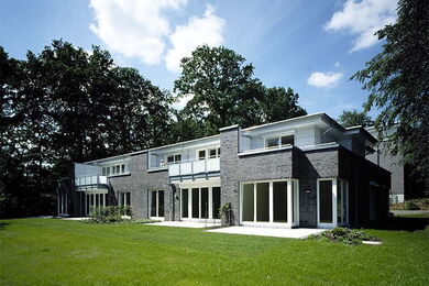 Exterior photo of dark gray clinkered flat roof houses, Alte Landstraße, Norderstedt