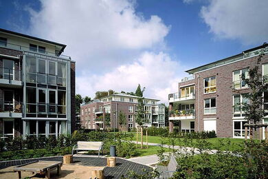 Inner courtyard of a green residential complex on Elbchaussee in Hamburg