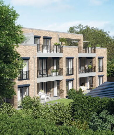 Ein moderner, dreistöckiger Wohnblock mit Backsteinfassade, großen Fenstern und Balkonen, umgeben von grünen Hecken, Bäumen und einem gepflegten Garten an einem sonnigen Tag.